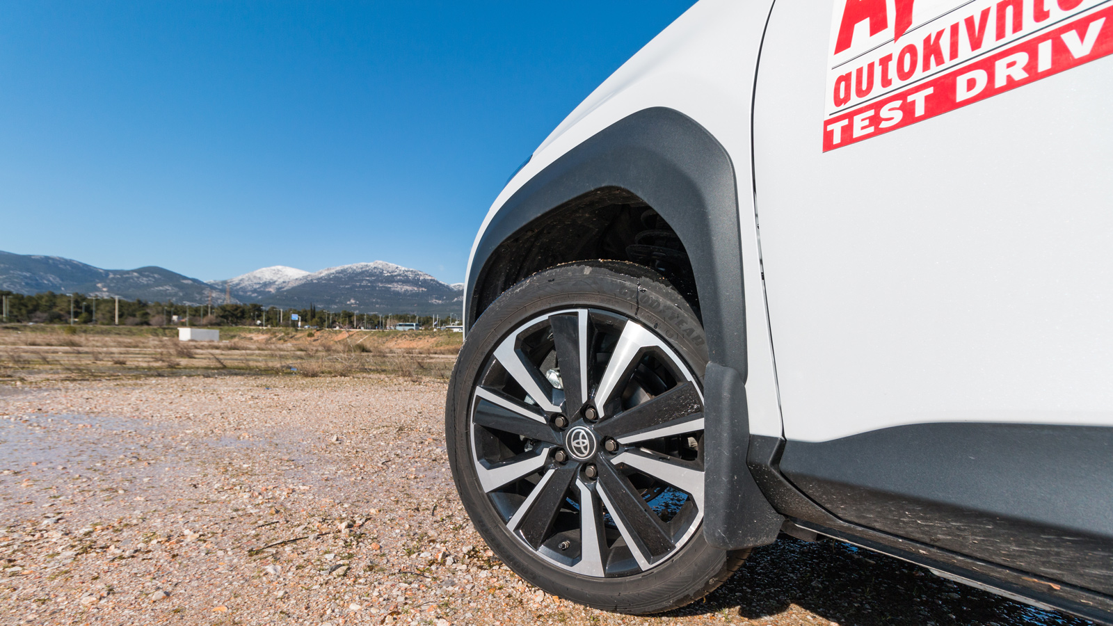 To Toyota Yaris Cross Hybrid AWD-i πάει παντού χάρη στην ενεργητική του τετρακίνηση, στα 17 εκατοστά απόστασης και τις καλές γωνίες κίνησης